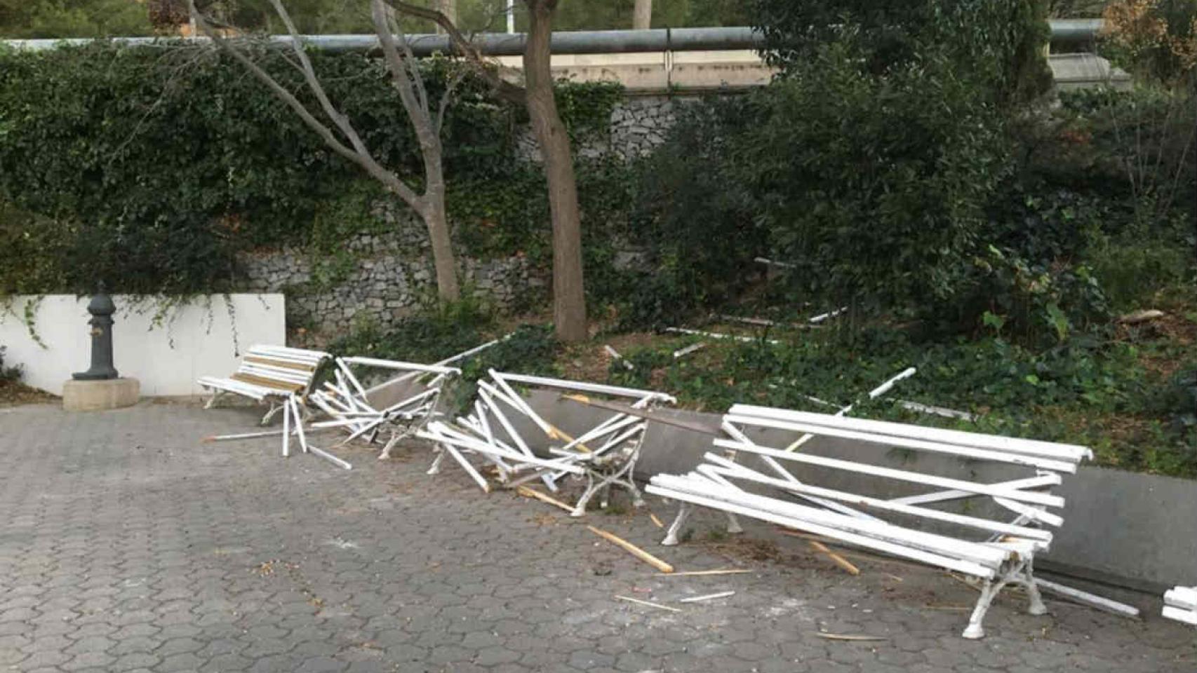 Los bancos afectados antes de la reparación / AV. COLL-VALLCARCA