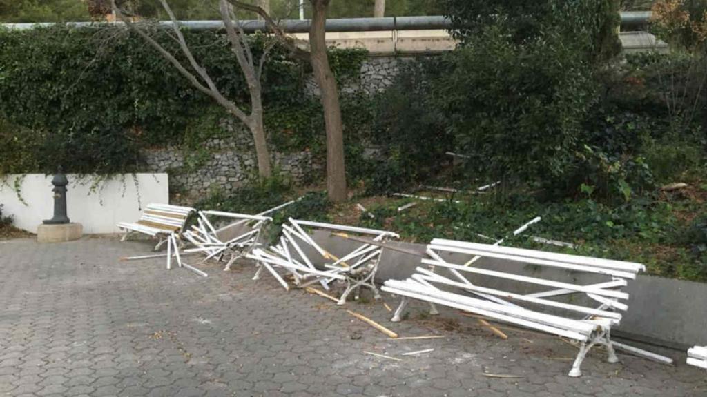 Los bancos afectados antes de la reparación / AV. COLL-VALLCARCA