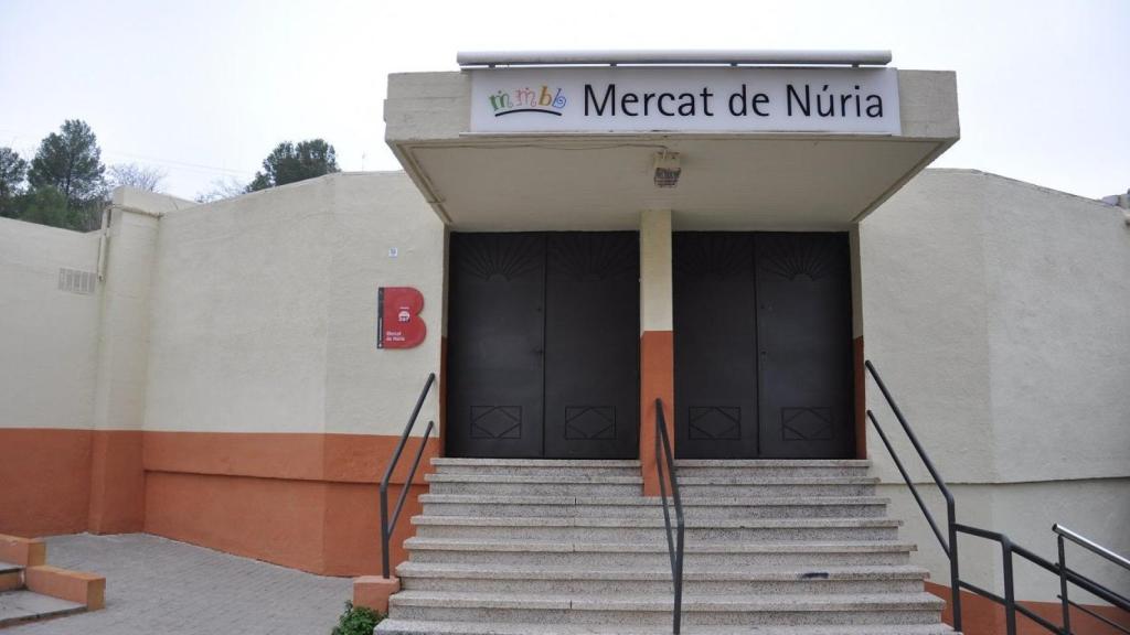 Aspecto que presenta ahora la entrada del Mercat de Núria, en plena hora de mercado / MIKI
