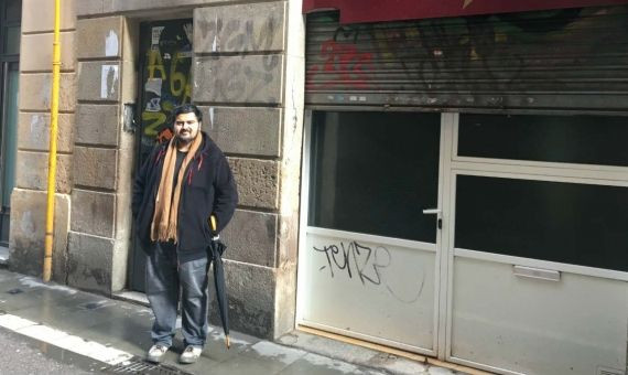 Carlos, portavoz de la Asociación de Vecinos RPR, ante el edifico de Roig, con el que empezó su lucha / CR