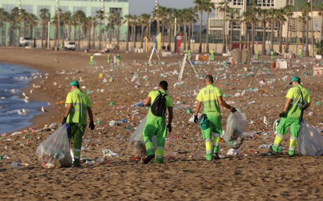 Recogida de residuos en las playas de Barcelona después de una verbena de Sant Joan