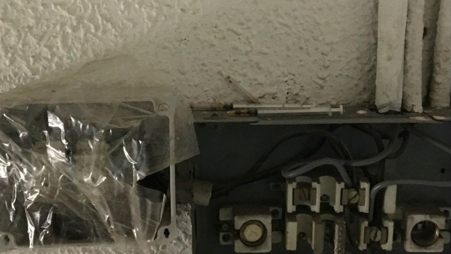 Las jeringuillas todavía aguardan en un edificio de narcopisos clausurados / CR