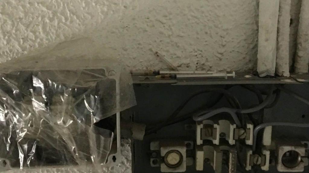 Las jeringuillas todavía aguardan en un edificio de narcopisos clausurados / CR