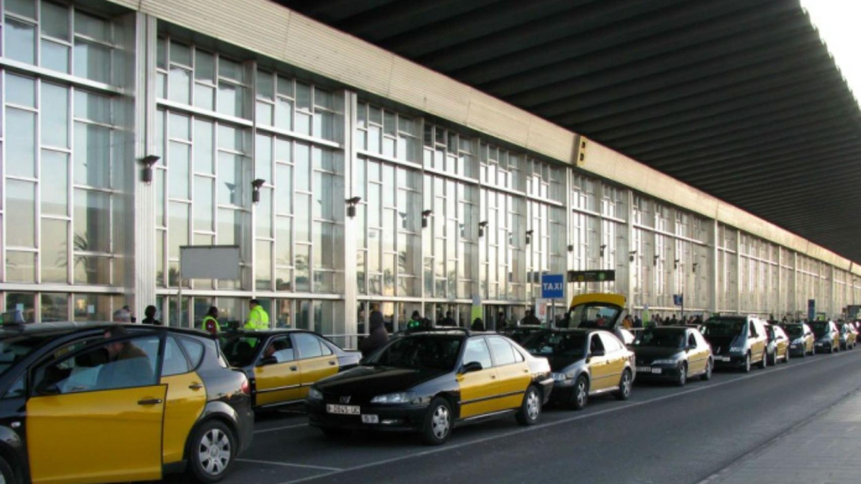 Taxis aparcados en el Aeropuerto de Barcelona