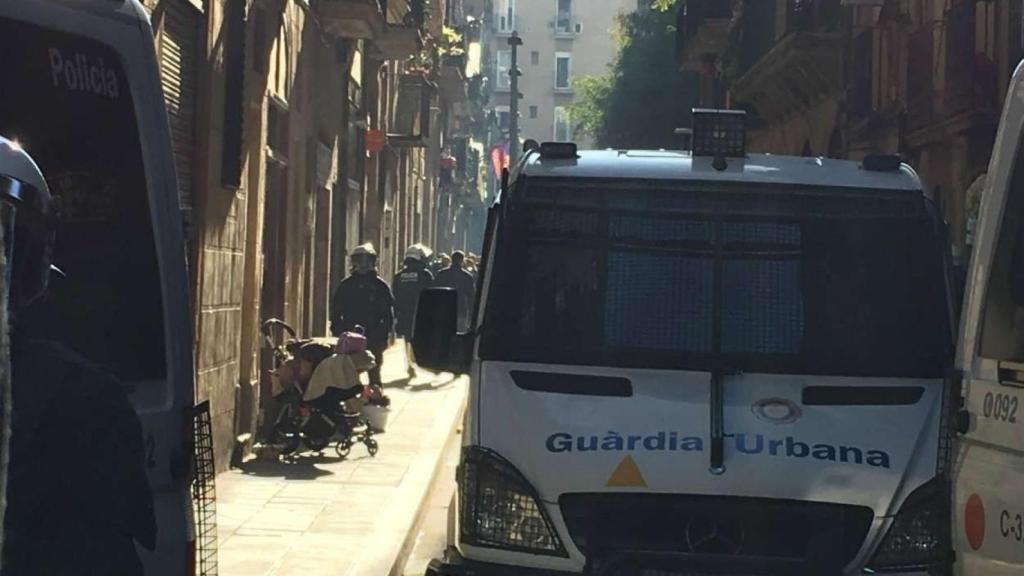 Momento del desalojo del edificio de la calle Sant Ramon / EP