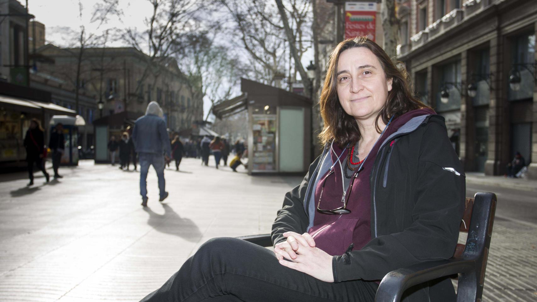 Itziar González sentada en un banco de La Rambla / ÁLVARO VENTURA