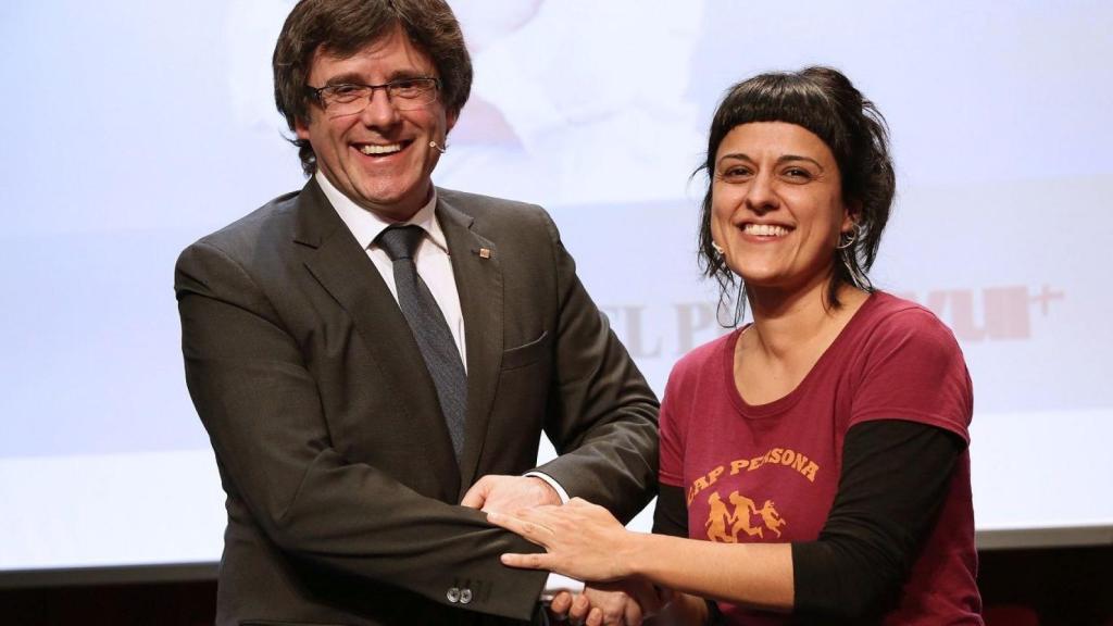 Carles Puigdemont con Anna Gabriel, en una imagen de archivo / GENCAT