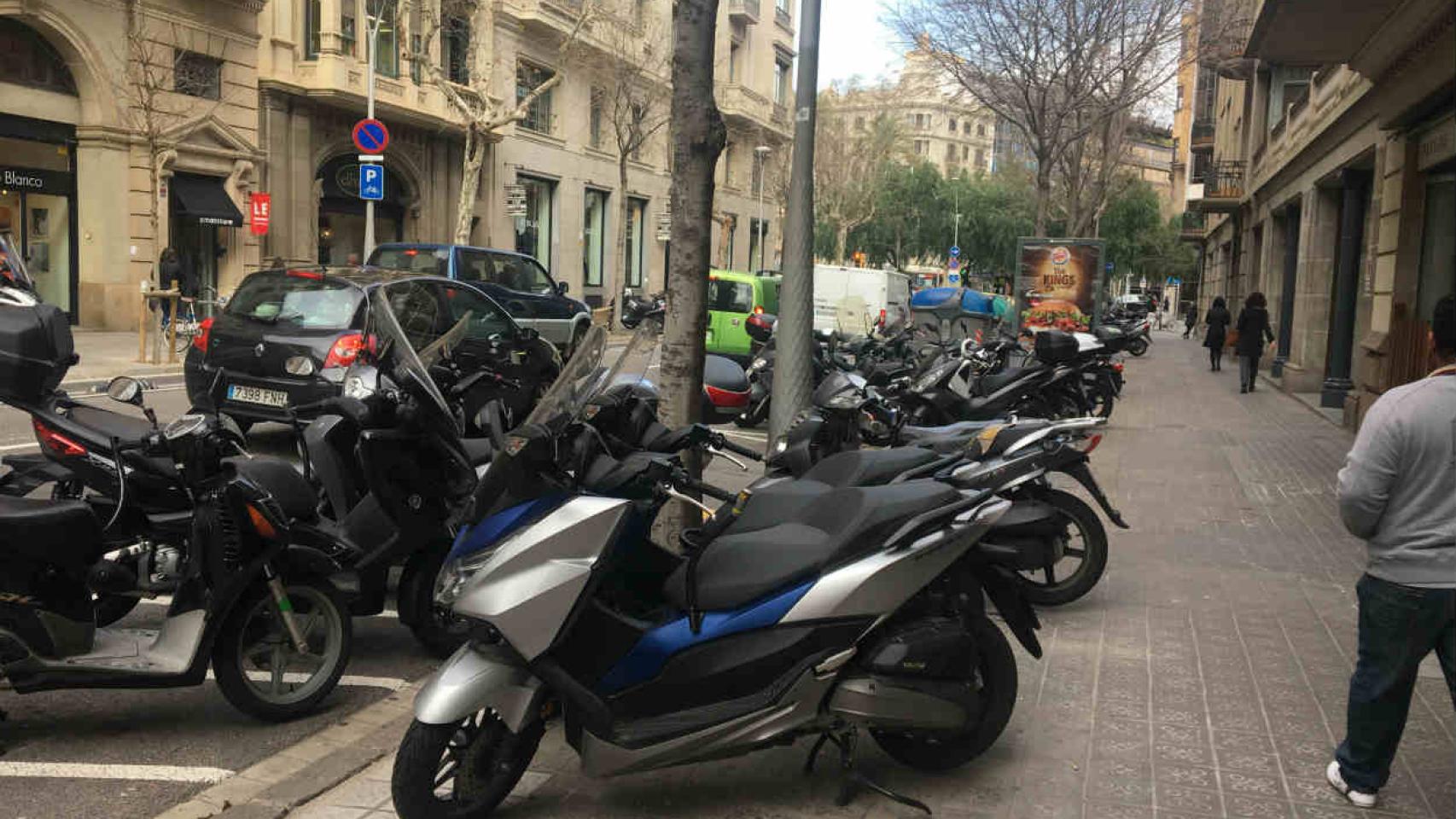 Las plazas de parking en la calzada son claramente insuficientes en Barcelona / CR