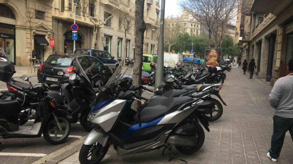 Las plazas de parking en la calzada son claramente insuficientes en Barcelona / CR