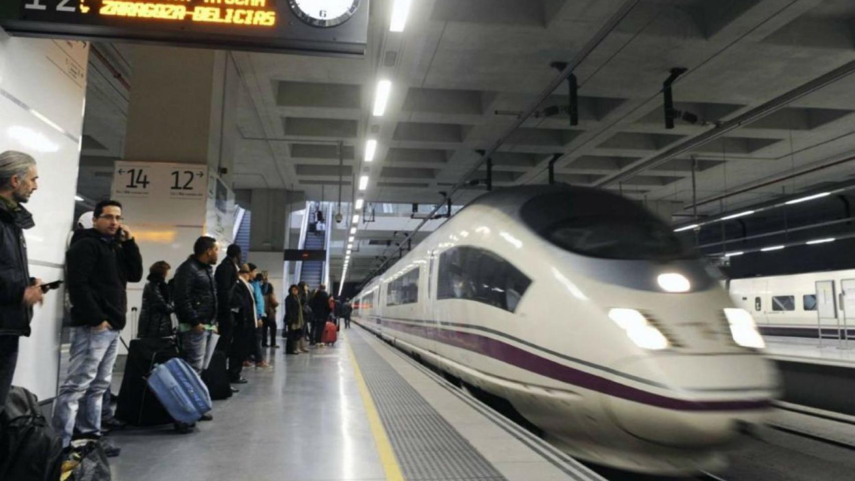 Un tren AVE en la estación de Sants, donde la madrugada del lunes se halló un cadáver bajo un convoy / EFE