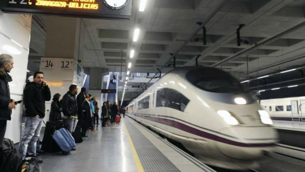 Un tren AVE en la estación de Sants, donde la madrugada del lunes se halló un cadáver bajo un convoy / EFE