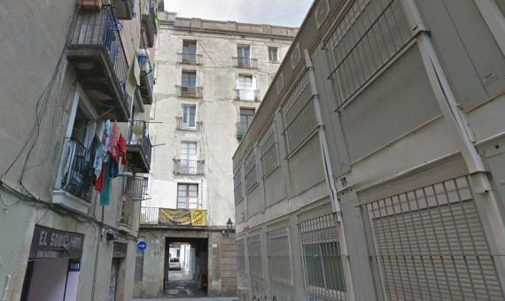 Túnel de entrada al bloque de Can Seixanta, en el Raval / Google