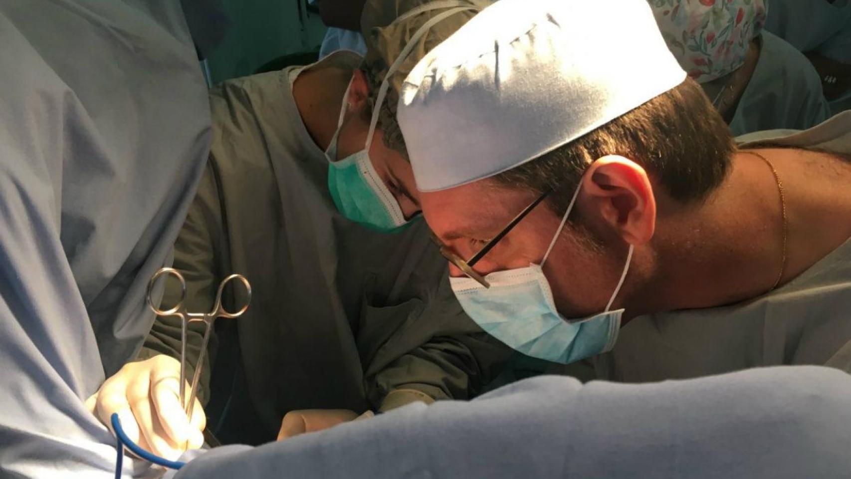 El doctor Pere Barri, coordinador de la Sección Quirúrgica y responsable de la Unidad de Endometriosis de Dexeus Mujer, en plena cirugía / DEXEUS