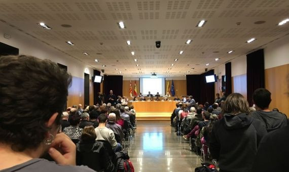 El Pleno Municipal de Nou Barris, este martes, estuvo muy concurrido / MIKI