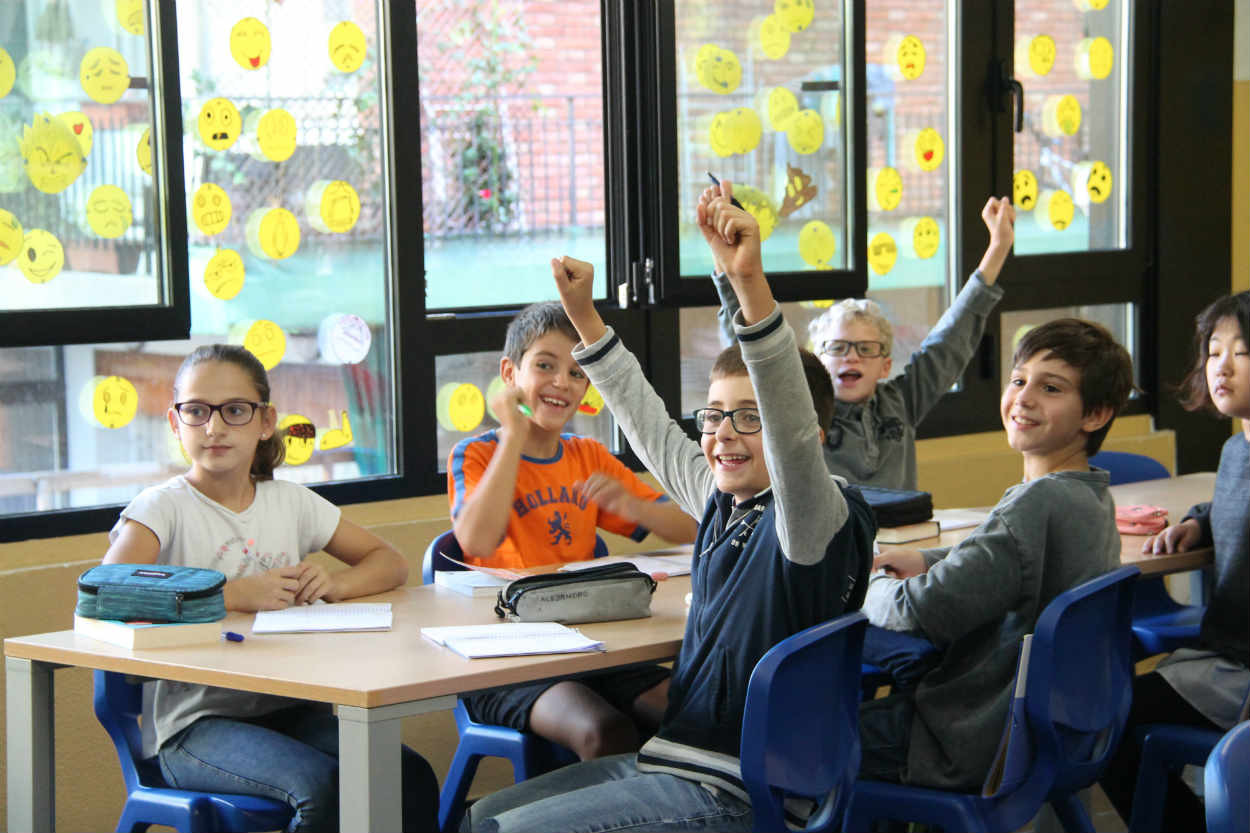 Niños de la escuela Lleó XIII durante una clase