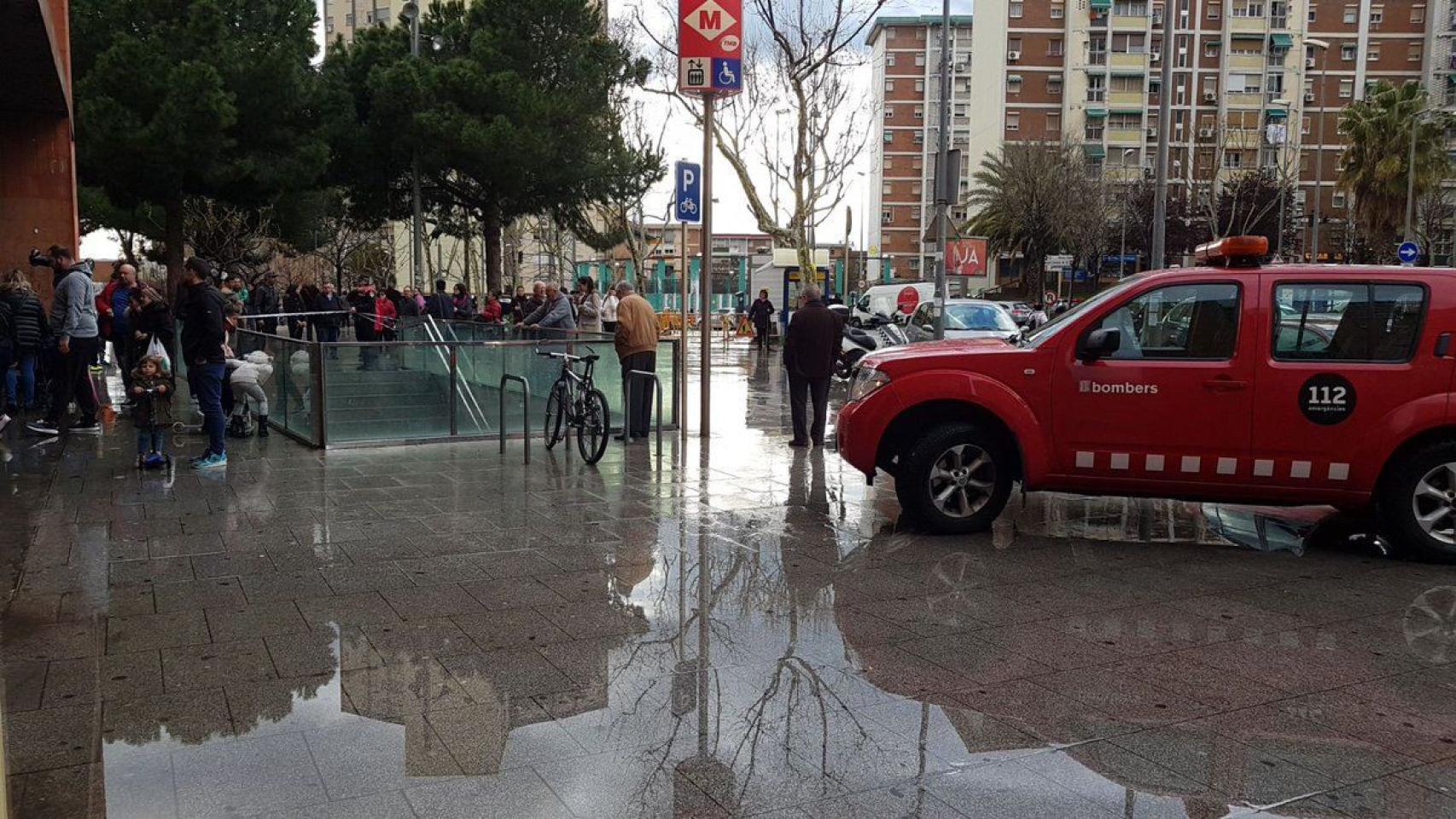 Estación de metro de Gavarra de la L5 que ha sido desalojada por un incendio, según los Bomberos de la Generalitat / TWITTER