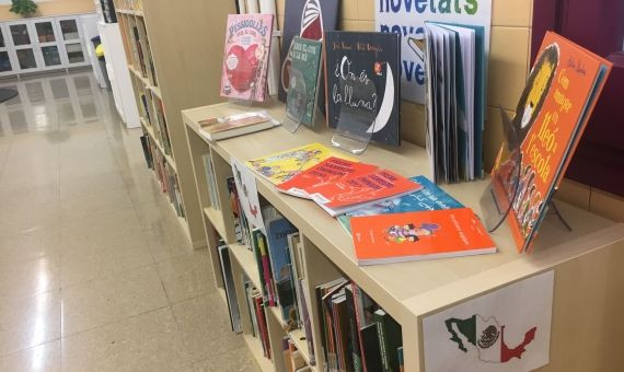 Biblioteca con libros de autores mexicanos / A.O. 