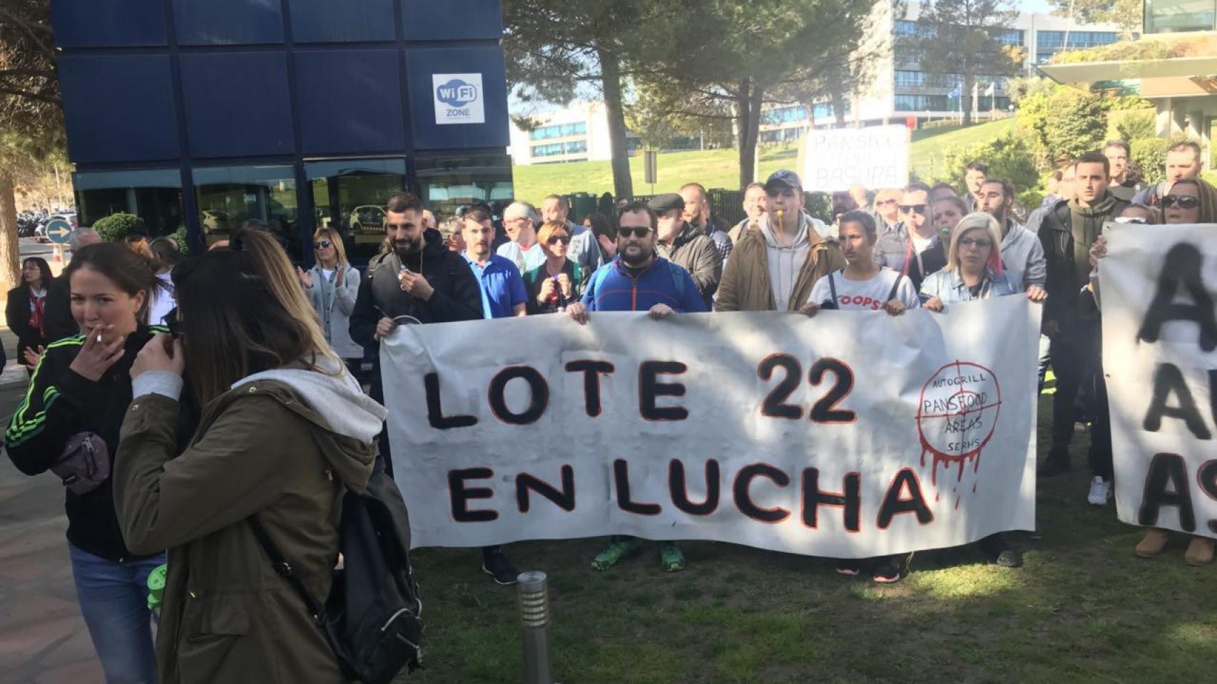 Los camareros del LOTE22 manifestándose frente a la sede de Pansfood / LOTE22