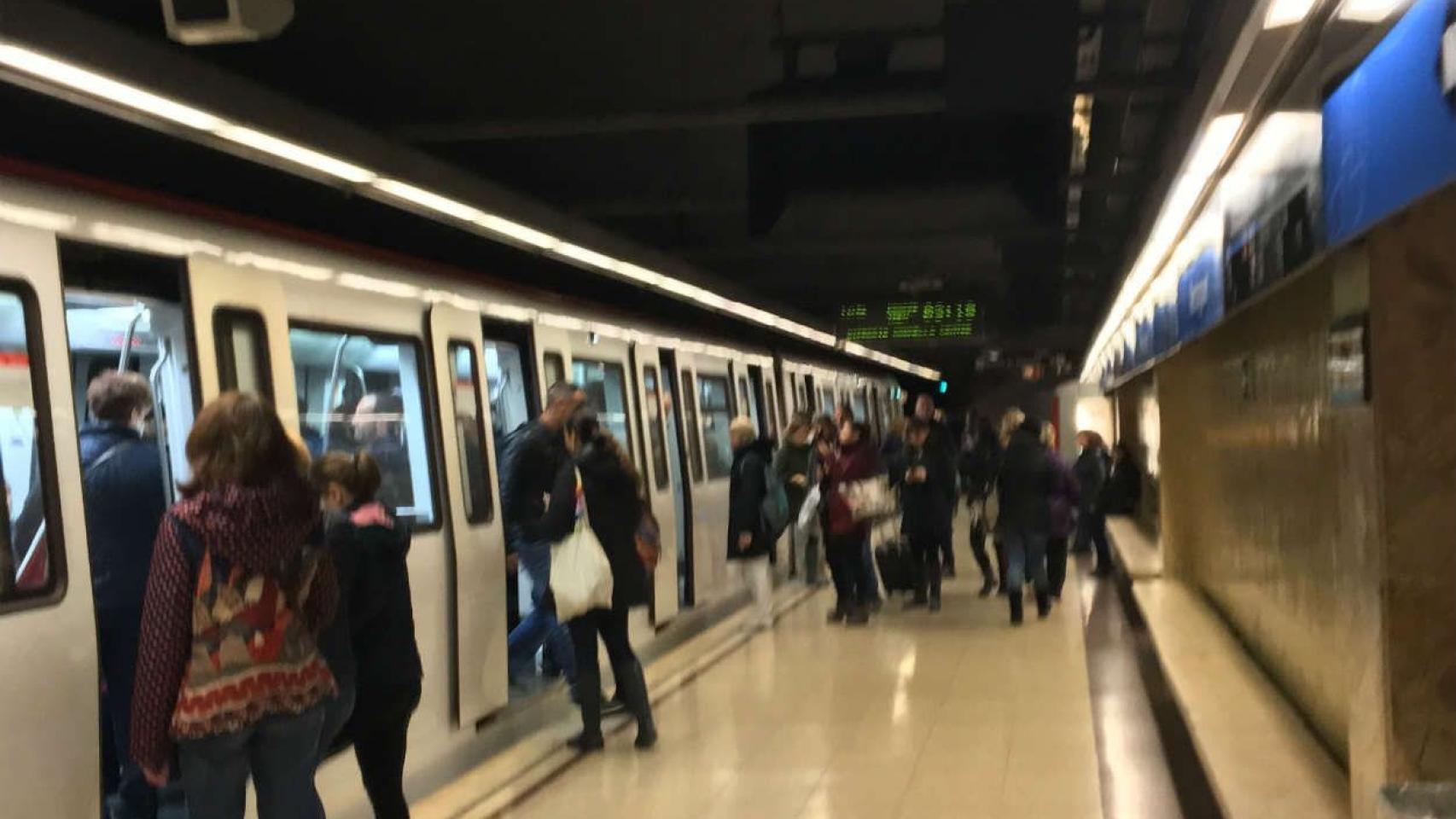 Pasajeros subiendo al convoy del Metro / CR