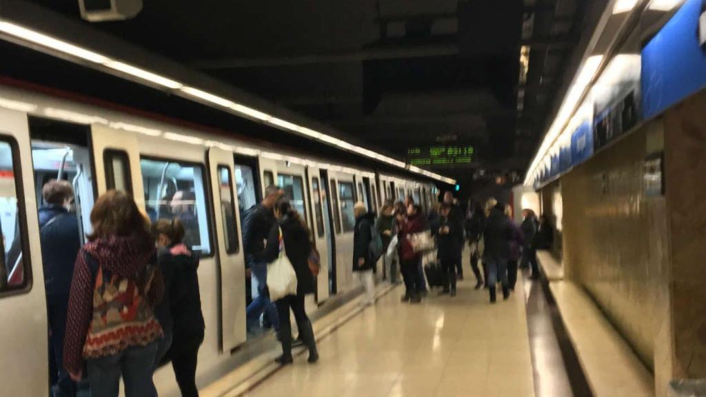 Pasajeros subiendo al convoy del Metro / CR