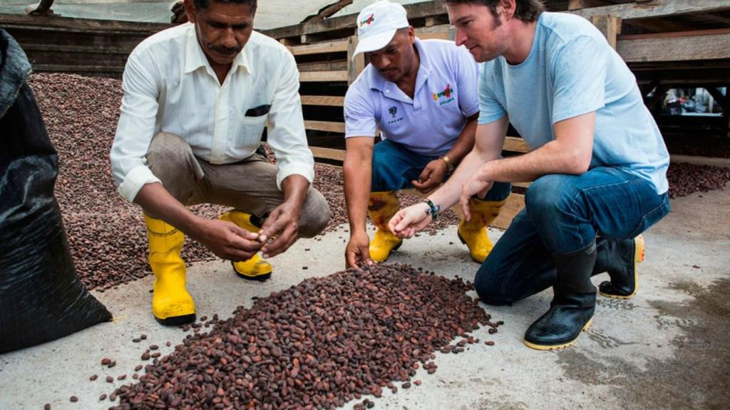 Santiago Peralta en una de las plantaciones de cacao en Ecuador / PACARI