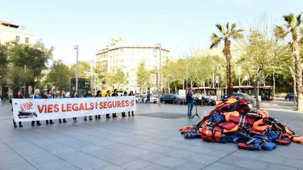 La acción de Stop Mare Nostrum con chalecos salvavidas de Proactiva Open Arms / Stop Mare Noatrum