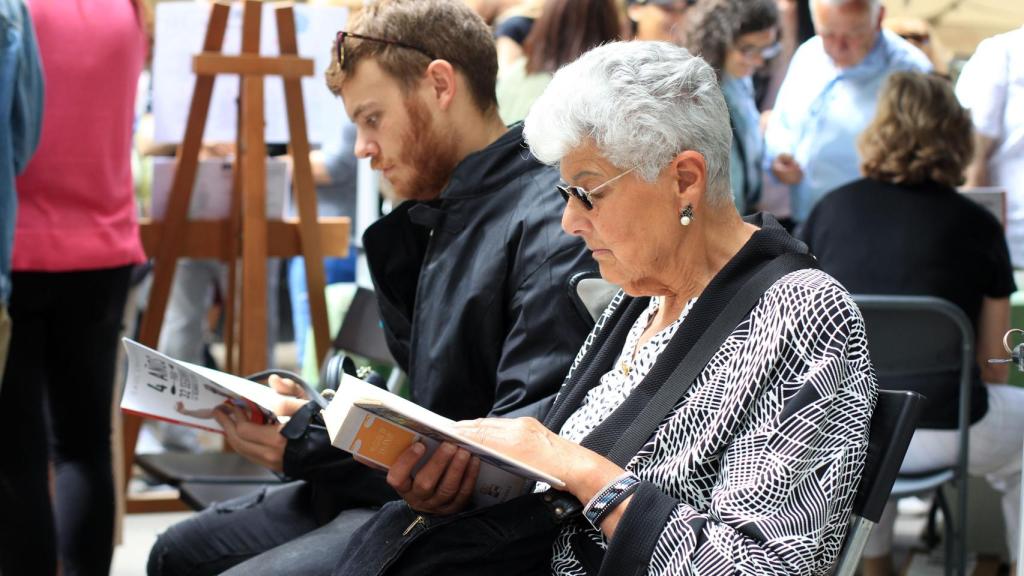Una señora y un hombre leyendo libros en Sant Jordi | HUGO FERNÁNDEZ