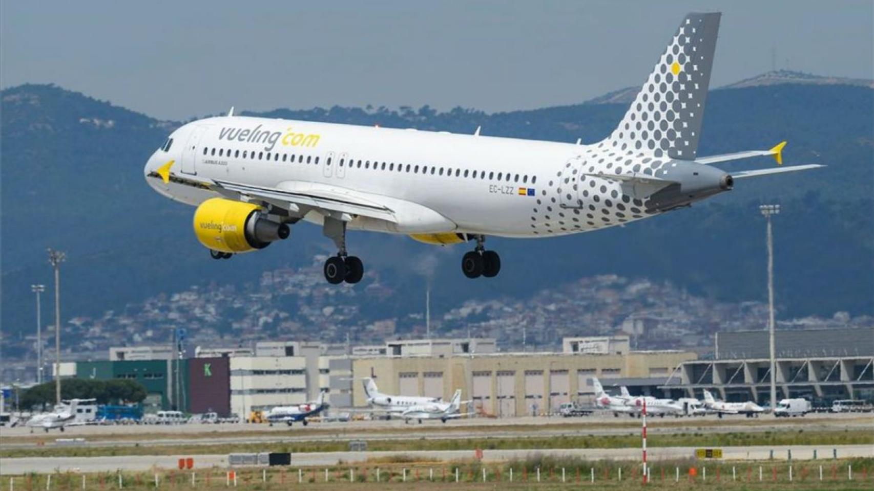 Un avión de la compañía aérea Vueling operando en el aeropuerto barcelonés de El Prat / EFE JOSEP LAGO