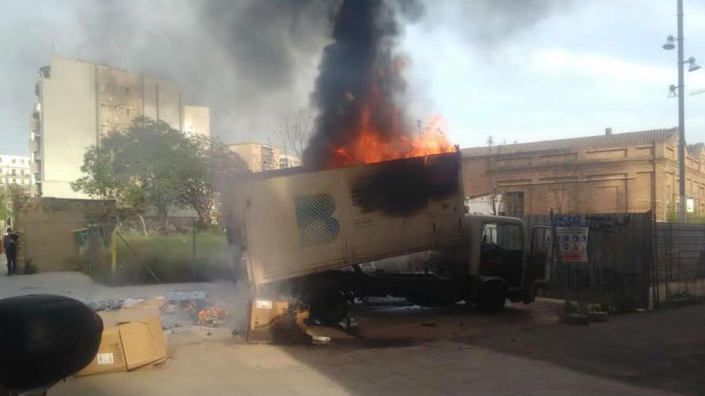 Espectacular incendio de un camión de la basura cerca de Can Batlló / FACEBOOK ENRIC JARA SIN