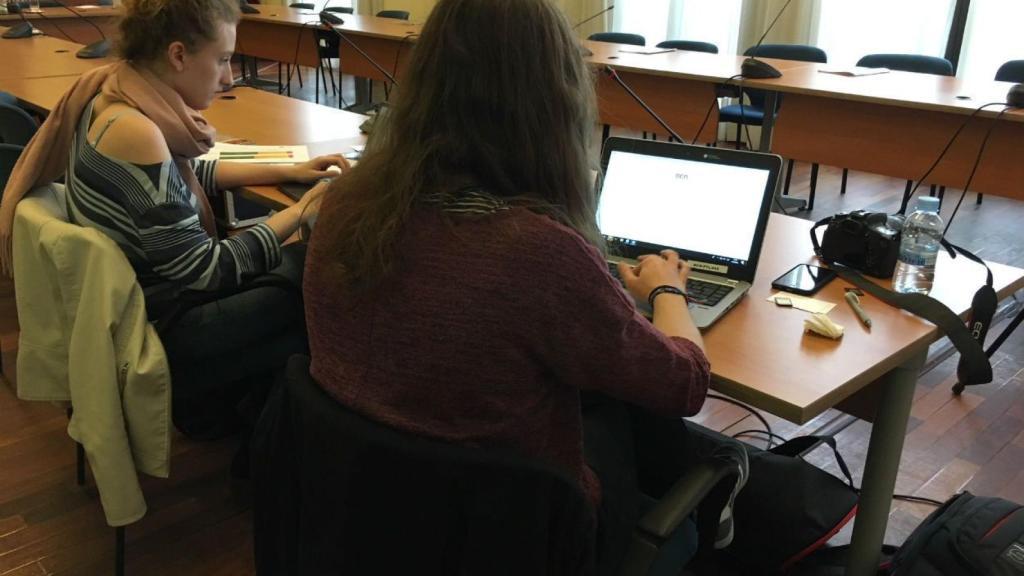 Las nuevas tecnologías están cambiando el sistema laboral y las empresas necesitan ponerse al día de cada al futuro. En la imagen, dos periodistas trabajando sobre el tema / MIKI