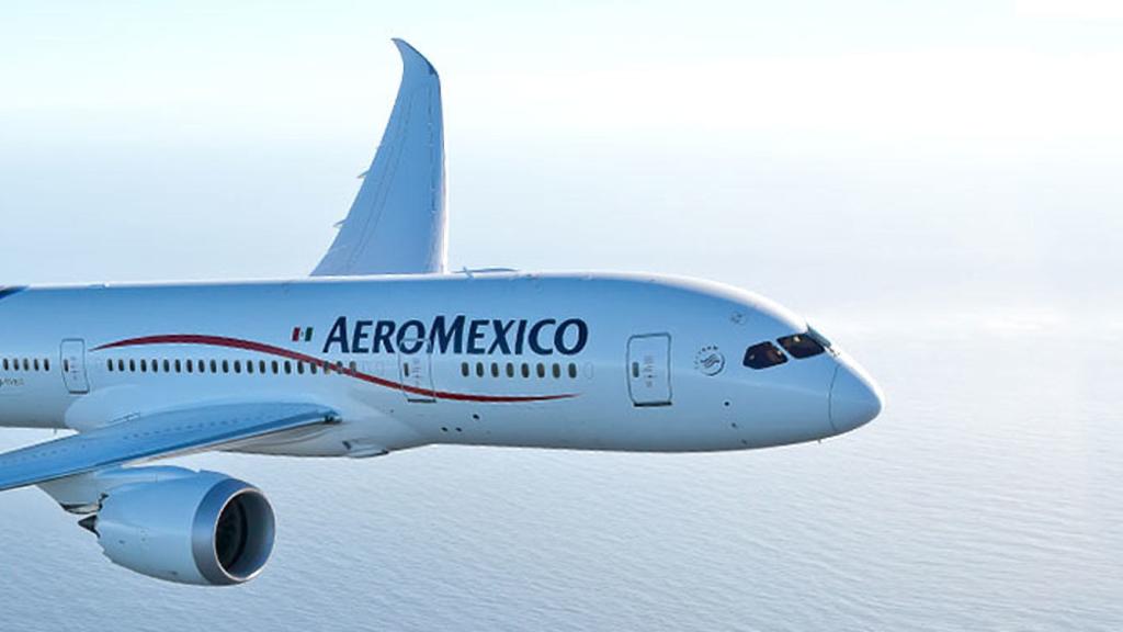 Imagen de archivo de uno de los aviones de Aeroméxico surcando el cielo