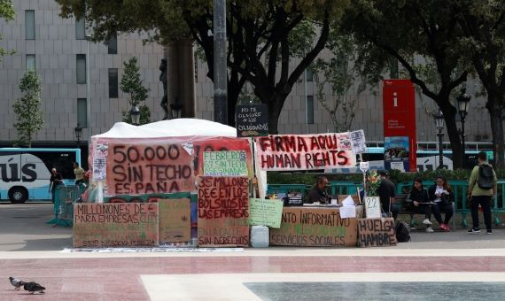 El colectivo de los sin techo se ha instalado de forma estable en la plaza de Catalunya / HUGO FERNÁNDEZ