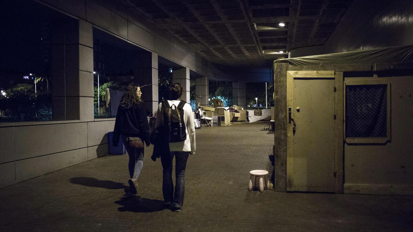 Marina y Soa, en el puente junto al McDonalds, donde hay un campamento de personas sintecho / HUGO FERNÁNDEZ