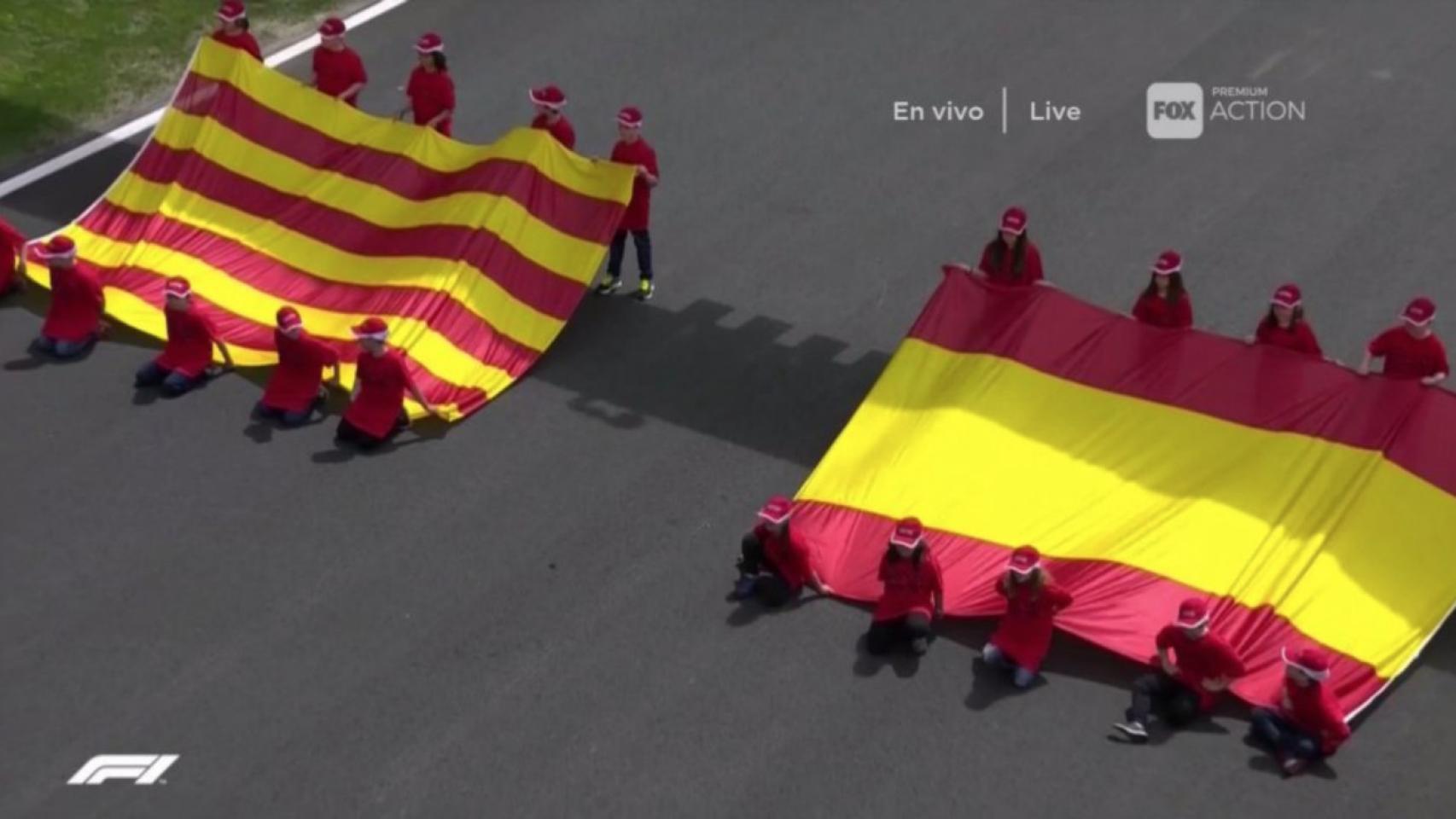 Las banderas española y catalana fueron mostradas por niños durante la ceremonia de inauguración del GP de España de F1, el pasado domingo, en el Circuit de Catalunya / F1
