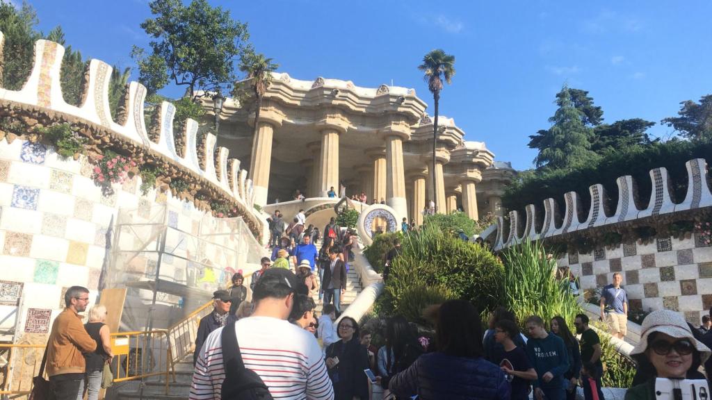 La afluencia de turistas es uno de los grandes problemas para el vecindario del Park Güell / Archivo