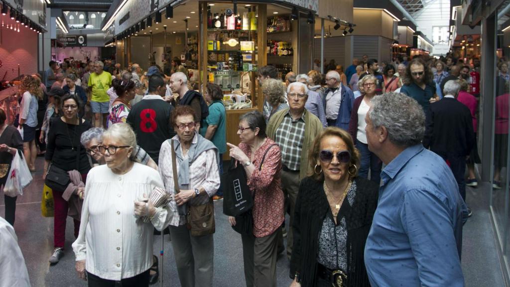 El mercado de Sant Antoni, lleno de visitantes, no se quiere convertir en una nueva Boqueria / HUGO FERNÁNDEZ