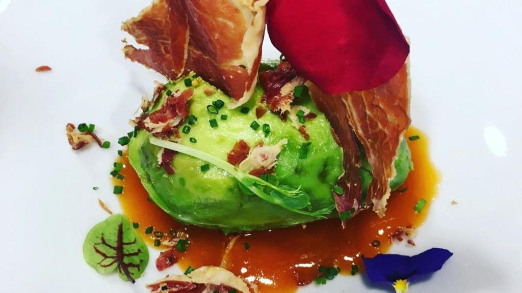Aguacate relleno de yema de huevo semi cuajado con fondo de crema de cherry y crujiente de jamón ibérico / MARCELINO 1968