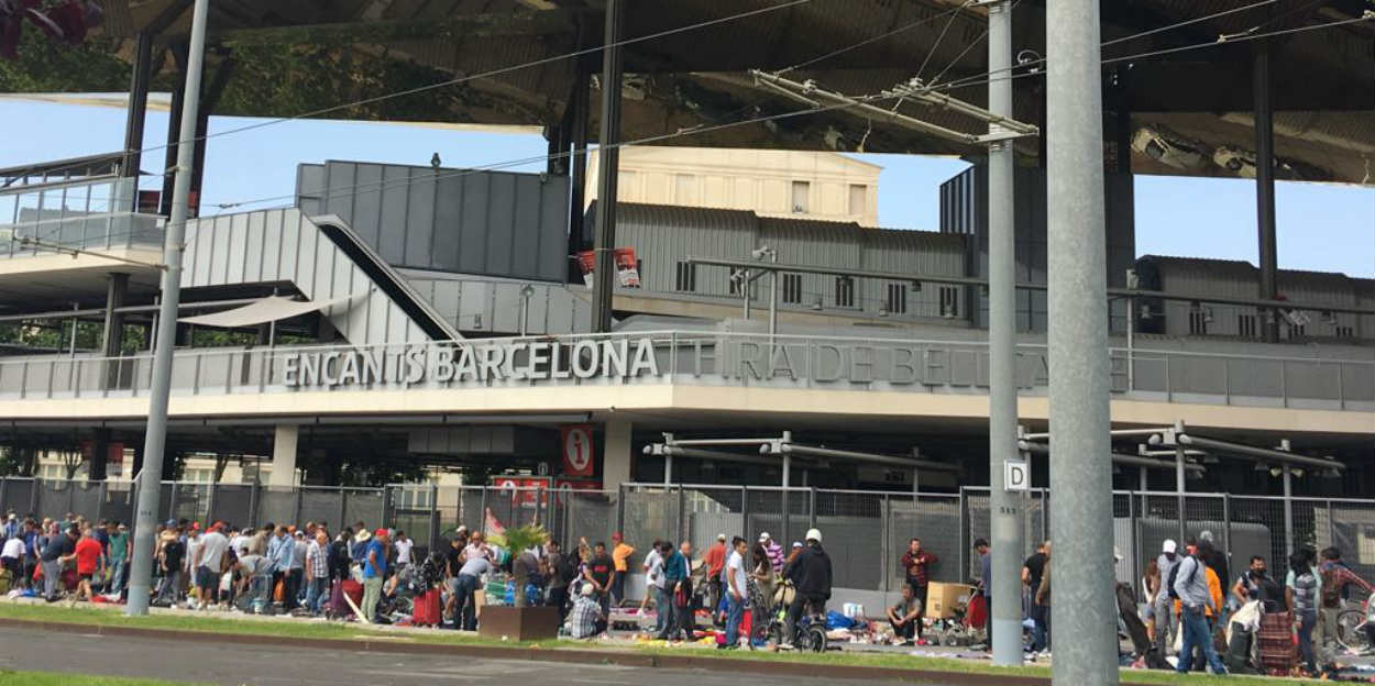 Los exteriores de los Encants llenos de manteros / Asoc. Vendedores Encants