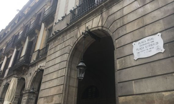 Placa de hermanamiento de las plazas Reial y Garibaldi (Ciudad de México) / A.O. 