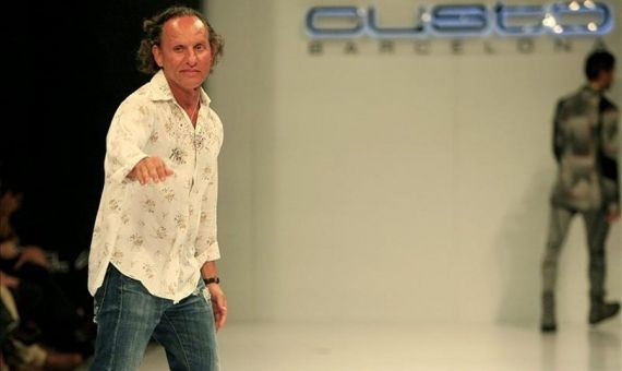 El diseñador Custo Dalmau en una de sus pasarelas / EFE