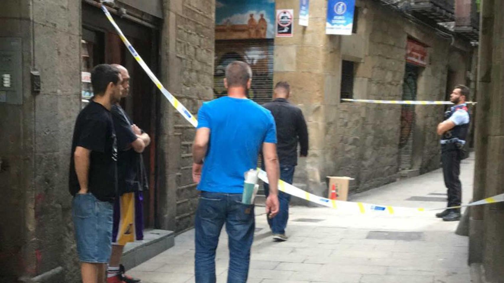 Varios vecinos, muy cerca del lugar en el que ha aparecido el hombre asesinado /  Grup d'Afectats pel Narcotràfic al Gòtic