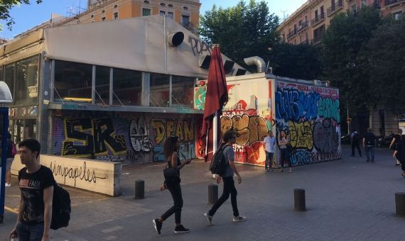 Una de las carpas de la ronda de Sant Antoni en desuso / JORDI SUBIRANA