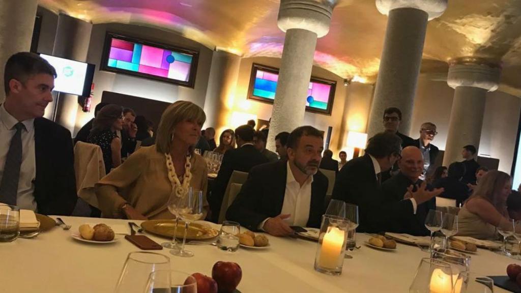 Lluís Gómez, Marga de La Farga, Alfred Bosch y al fondo, a la derecha, John Hoffman, durante la cena en la que no ha aparecido Pisarello.