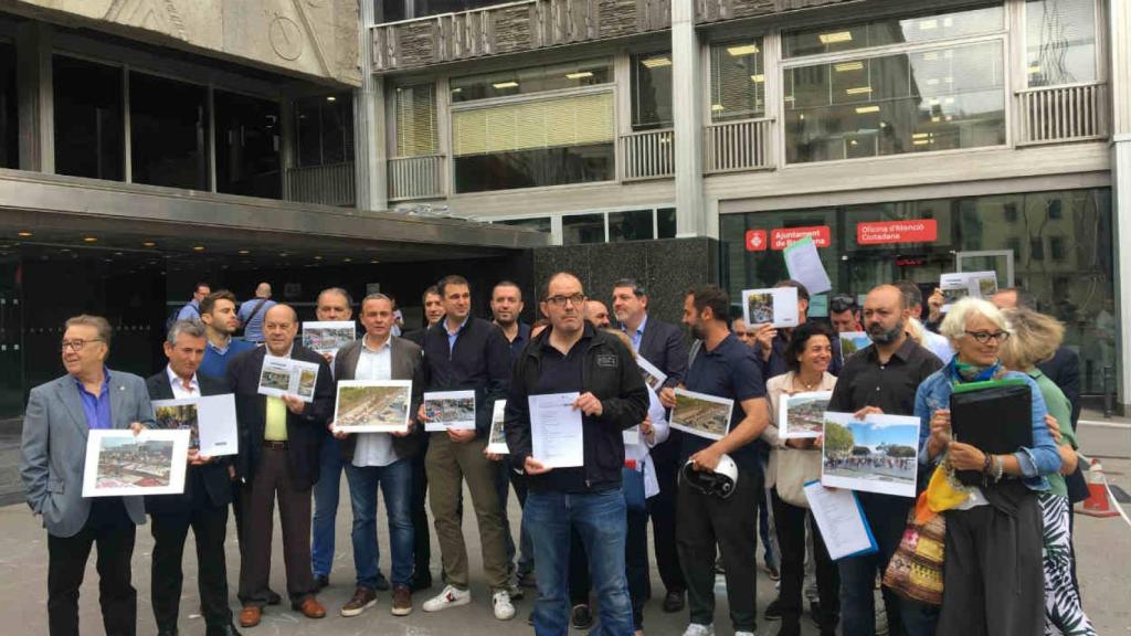 Los miembros de la plataforma tras presentar el requerimiento en el Ayuntamiento / CR