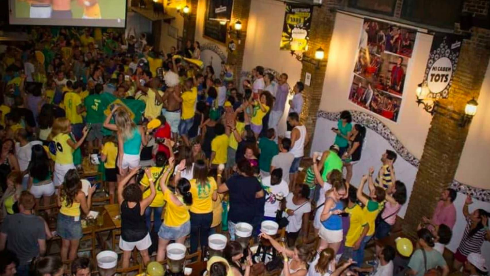La afición brasileña viendo un partido en l´Ovella Negra / CABOCLA PHOTOGRAFY