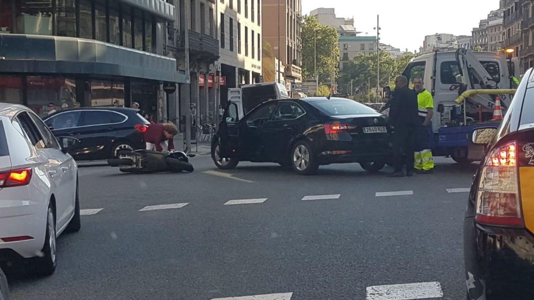 Imagen tomada poco después del accidente, en el que el vehículo negro de Uber se ha llevado por delante a la moto