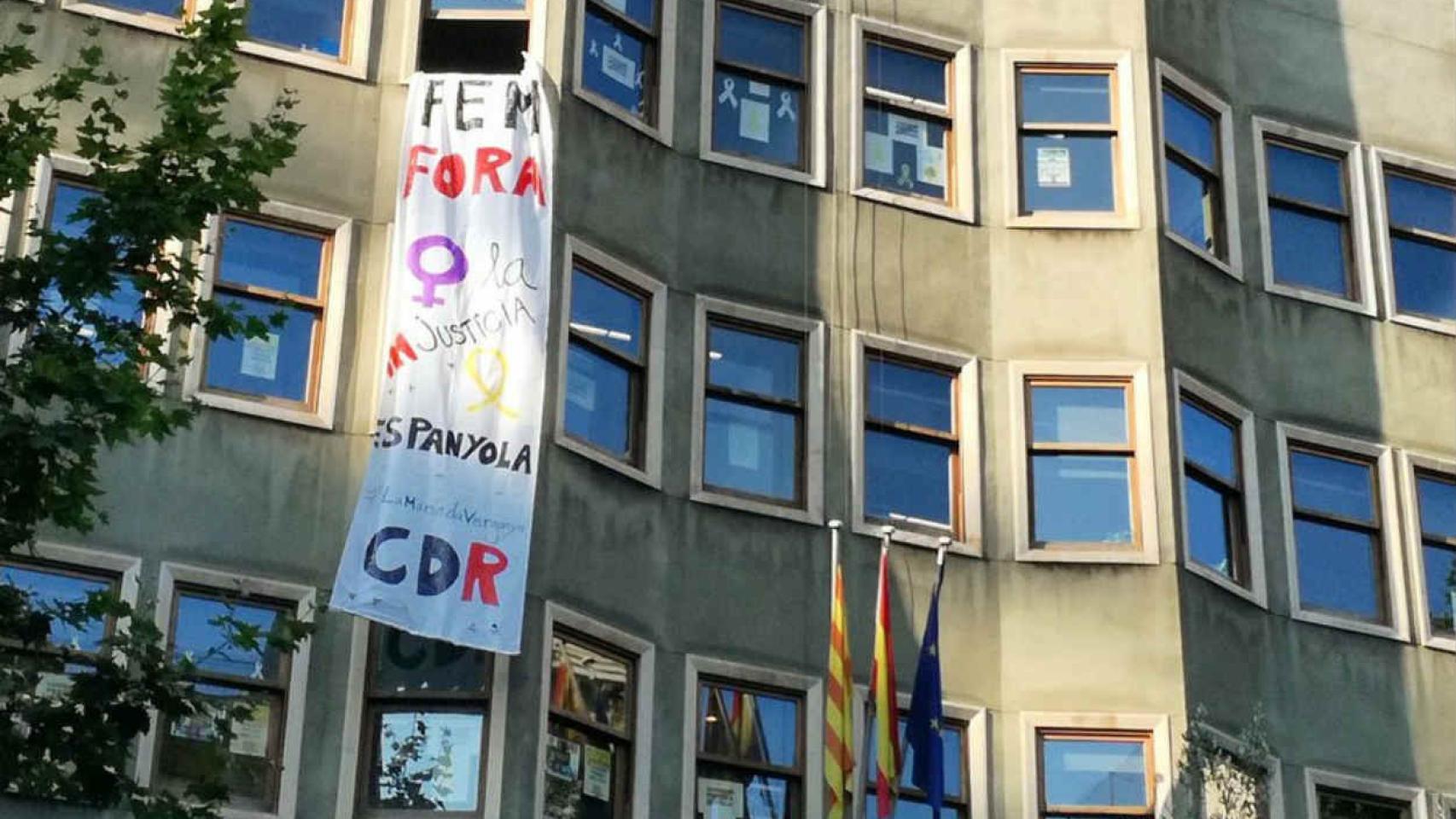 Pancarta colgada por los CDR en el Departament de Treball / @CDRCatOficial