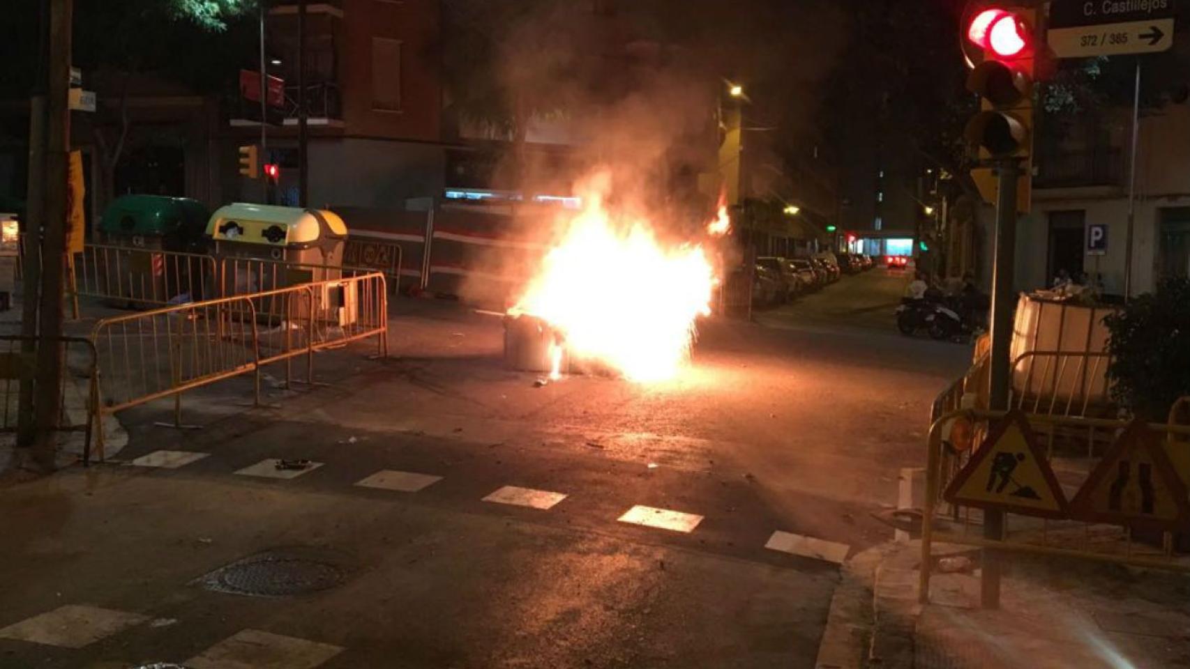 Un contenedor quemado por el pirómano de Badalona / ARCHIVO