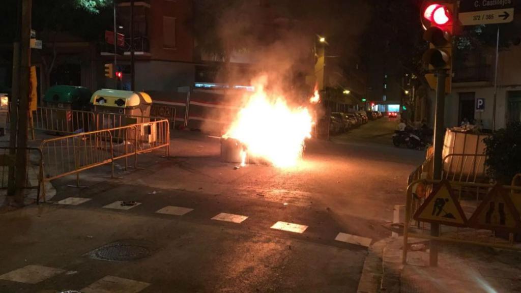 Un contenedor quemado por el pirómano de Badalona / ARCHIVO