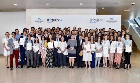Elisa Dura, Ángeles Heras y los 77 candidatos a la beca de la Obra Social La Caixa / LA CAIXA